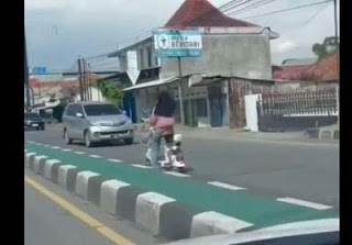 Bocah perempuan nekat mengendarai sepeda listrik di jalur Pantura Tegal dengan melawan arah.