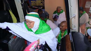 Calon jamaah haji Embarkasi Haji Padang menaiki bus.