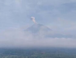 Tiga Erupsi dalam Sejam, Semeru Lontarkan Abu ke Selatan dan Barat Daya