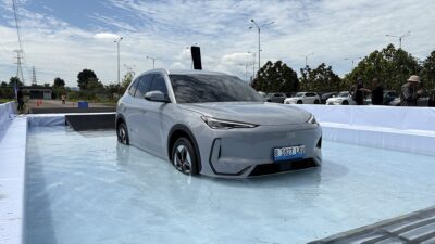 Uji Mobil Listrik Geely EX5 Lewati Rintangan hingga Masuk Kolam.