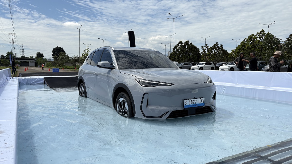 Uji Mobil Listrik Geely EX5 Lewati Rintangan hingga Masuk Kolam.