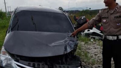Mobil Toyota Avanza yang membawa rombongan karyawan RSUD Cirebon kecelakaan
