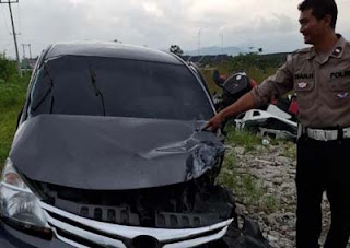 Mobil Toyota Avanza yang membawa rombongan karyawan RSUD Cirebon kecelakaan