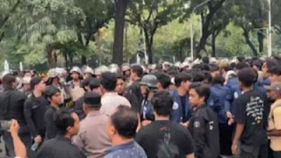 Demo Ricuh di Balai Kota