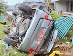 Mobil Toyota Innova Bappeda Muna Barat Tabrak Pagar Warga