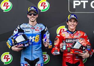 Marc Marquez naik podium bareng dengan sang adik, Alex Marquez, di MotoGP Thailand 2025.