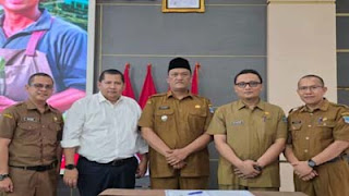 Wakil Bupati Pasaman Barat M.Ihpan (tengah) foto bersama.