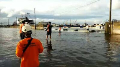 Tembok pembatas antara laut dan kawasan Pelabuhan Tanjung Emas Semarang