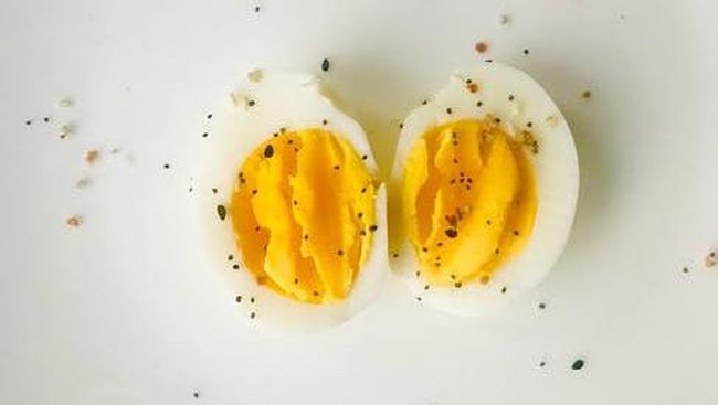 Apa menu sarapan Anda? Sebaiknya mulai sarapan dengan telur rebus. Ada sederet manfaat sarapan 2 butir telur rebus setiap hari.