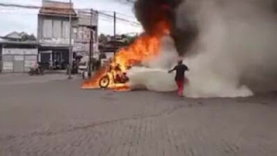 Kebakaran Hebat di SPBU Bangkalan, Motor Angkut Barang Ludes Terbakar