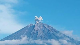 Gunung Semeru di Kabupaten Lumajang dan Malang meletus hari ini