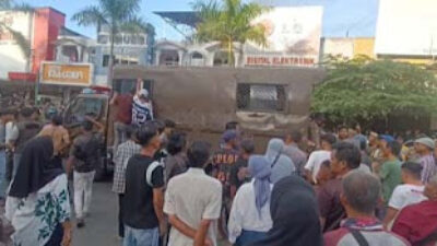 Ricuh antara pedagang dan petugas Satpol PP saat penertiban di kawasan Permindo.