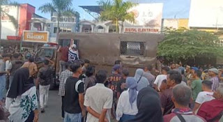 Ricuh antara pedagang dan petugas Satpol PP saat penertiban di kawasan Permindo.