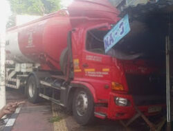 Insiden Truk BBM Tabrak Rumah di Jalan Penggilingan