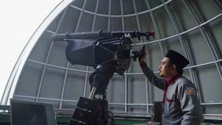 Petugas mengamati posisi hilal di Pusat Observasi Bulan (POB) Syekh Bela Belu, Parangtritis, Bantul, DI Yogyakarta, Selasa (27/5/2025).