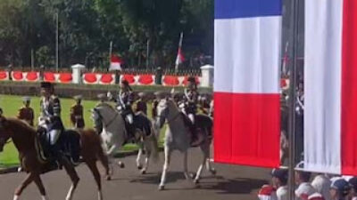 Presiden Prancis Macron tiba di Istana Negara sambil dikawal pasukan berkuda