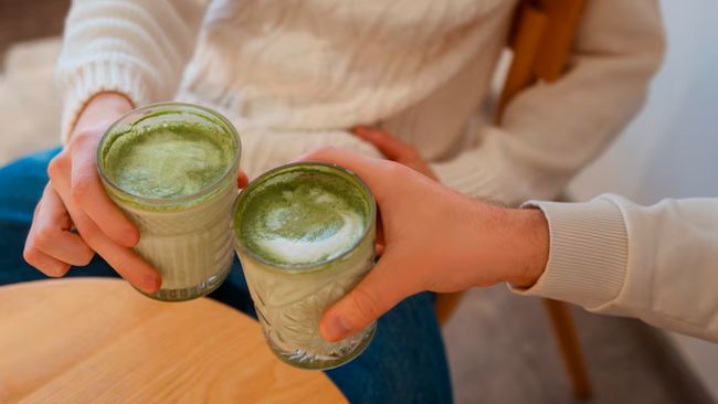 Matcha kini sedang digandrungi. Namun banyak yang lupa bahwa ada kandugan kafein dalam matcha meski jumlahnya lebih rendah daripada kopi.