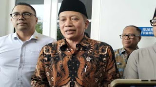 Wakil Menteri Koperasi Ferry Juliantono saat diwawancarai.