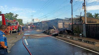 Kebakaran melanda lima petak toko di pinggir Jalan Hamka, Kecamatan Padang Utara