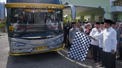Wawako Padang Maigus Nasir lepas calon jemaah haji kloter 1 Kota Padang.