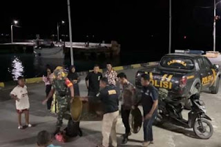 Petugas saat mengamankan drum berisi sabu yang ditemukan nelayan