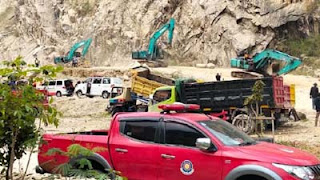 Proses evakuasi korban longsor Gunung Kuda, Cirebon, Jawa Barat, Sabtu (31/5/2025)