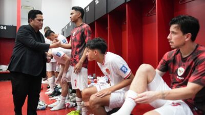 Ketum PSSI ,Erick Thohir bersama Timnas Indonesia.