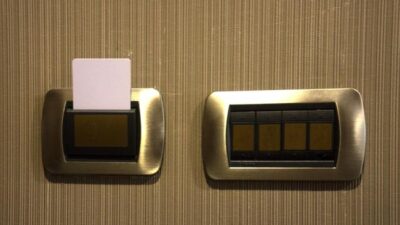 Menyalakan lampu kamar hotel sebenarnya bisa dilakukan tanpa kartu.