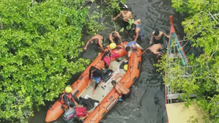 Proses evakuasi temuan potongan tubuh korban terkaman buaya di Pasbar.