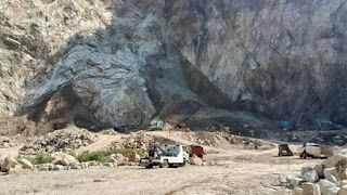 Proses evakuasi korban longsor Gunung Kuda.