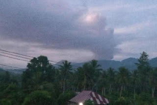 Gunung Dukono di Halmahera Utara, Maluku Utara saat mengalami erupsi.