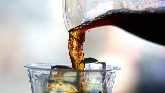 Minum kopi dalam jumlah tertentu ditemukan berisiko merusak ginjal.