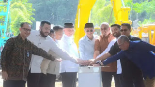 Wako Fadly Amran saat bersama rombongan Menteri PU.