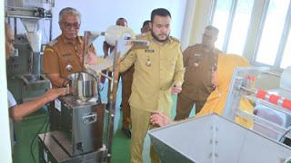 Wako Fadly Amran melihat suasana di Sentra Rendang.