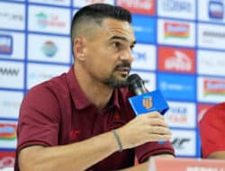 Emosi Carlos Pena Ungkap Kekecewaan Usai Diberhentikan dari Kursi Pelatih Persija Jakarta