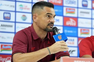 Carlos Pena menyampaikan komentar.