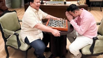 Presiden Prabowo Subianto menghabiskan waktu bermain catur.
