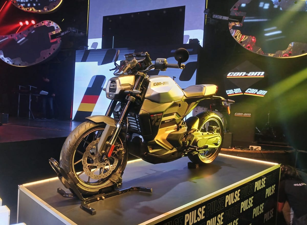 2 Motor Listrik Can-Am Meluncur, Seharga Innova Zenix.