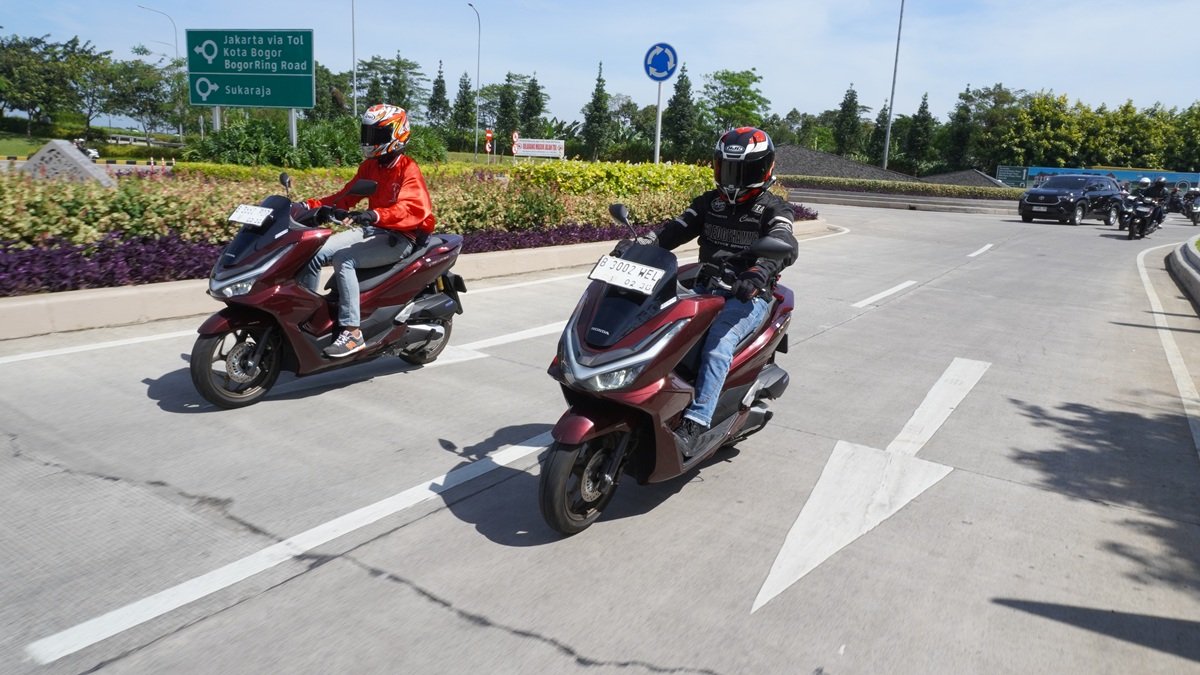 Fitur RoadSync membuat perjalanan dengan Honda PCX 160 lebih mudah dan nyaman.