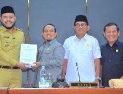 DPRD Padang Terima Ranperda Pertanggungjawaban APBD dari Wali Kota