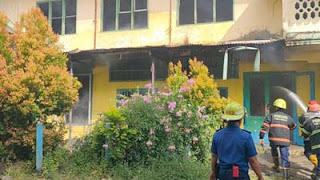 Personil damkar melakukan pemadaman terhadap kebakaran bangunan kosong