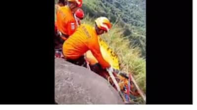 Tim SAR gabungan mengevakuasi jenazah Baim.