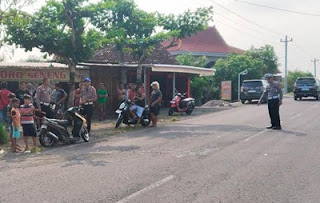 Polisi melakukan olah TKP kecelakaan.