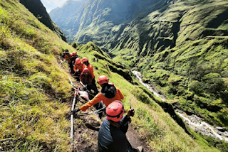 Tim SAR gabungan mengevakuasi pendaki asal Malaysia yang terjatuh di jalur Torean.
