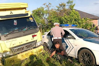 Polisi saat menangkap sopir truk pelaku tabrak lari.