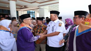 Wawako Pariman melepas 103 calon haji kota Pariaman.