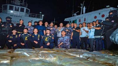 Kepala BNN Komjen Pol. Marthinus Hukom meninjau Kapal MT Sea Dragon Tarawa