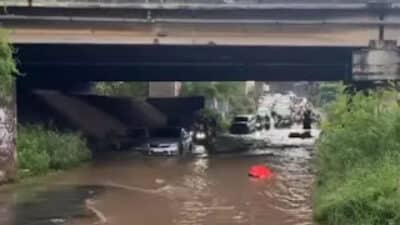 Hujan deras di Kota Bekasi, Jawa Barat terendam banjir.