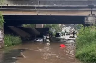 Hujan deras di Kota Bekasi, Jawa Barat terendam banjir.