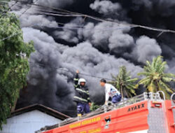 Gudang Pabrik Karet Terbakar Saat Jam Istirahat, Warga Sekitar Dievakuasi